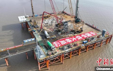 在线配资平台 杭州湾跨海铁路桥首个主塔墩桩基施工完成