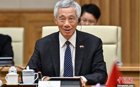 启天配资 一度哽咽...... 新加坡总理李显龙宣布下届大选前交棒给他！