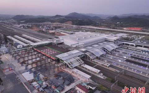 炒股配资 世界首例大型站改钢结构整体跨线顶推成功