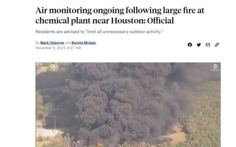 在线炒股配资 美国一化工厂爆炸致1人伤，巨大黑色“蘑菇云”升空(图)