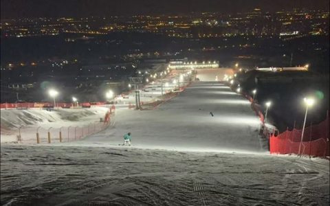 场外配资 京郊雪场夜滑成新热潮 美团旅行数据：北京位列夜滑搜索城市首位