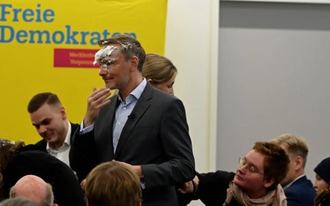正规配资网站 德国竞选活动突发状况 自民党领袖林德纳遭“泡沫袭击”