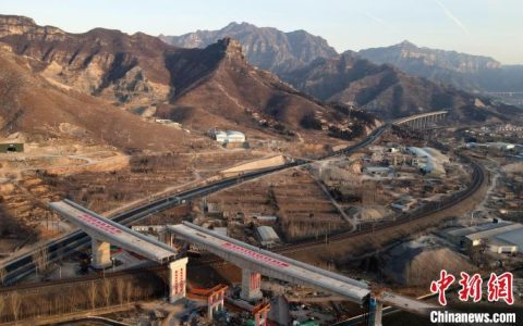 正规股票配资 沿太行高速上跨焦柳铁路立交桥双幅同步转体成功
