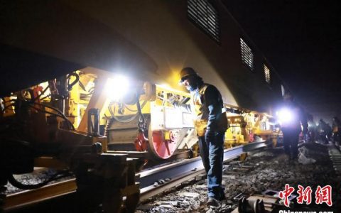 北京配资网 我国自主研发新一代快速换轨车首次在兰青铁路投入使用