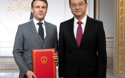 免息配资平台 中国驻法国大使邓励向法国总统马克龙递交国书