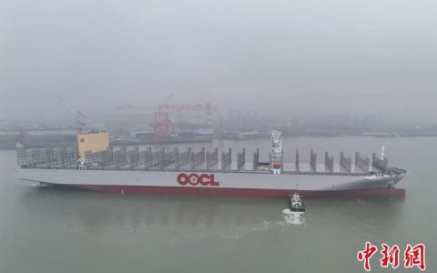 富成配资 超大型集装箱船从长江江苏段离泊试航